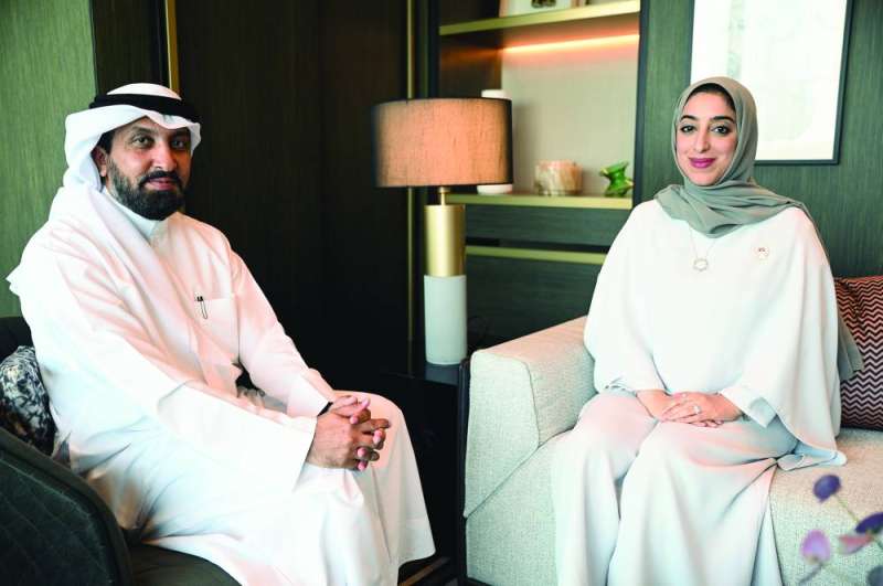 


وزيرة السياحة البحرينية مع الزميل غانم السليماني 