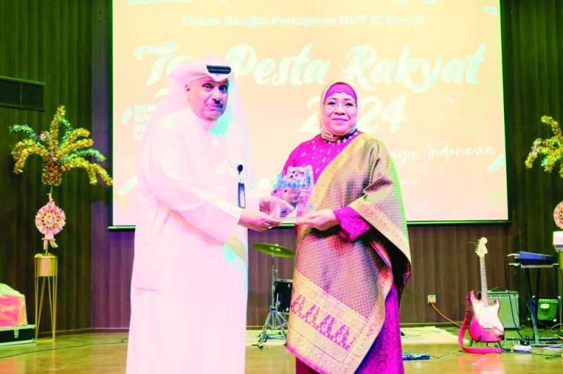 درع تذكارية للسفيرة الإندونيسية