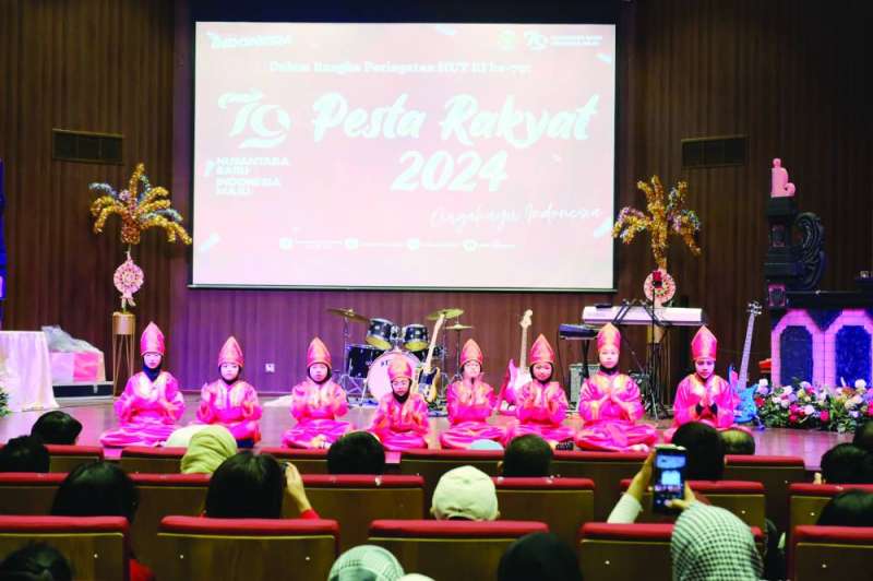 إحدى الفقرات الاستعراضية الفولكلورية