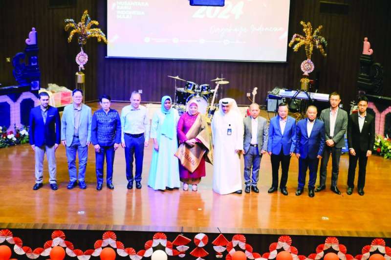 السفيرة الإندونيسية متوسطة عدداً من الدبلوماسيين والسفراء خلال الحفل