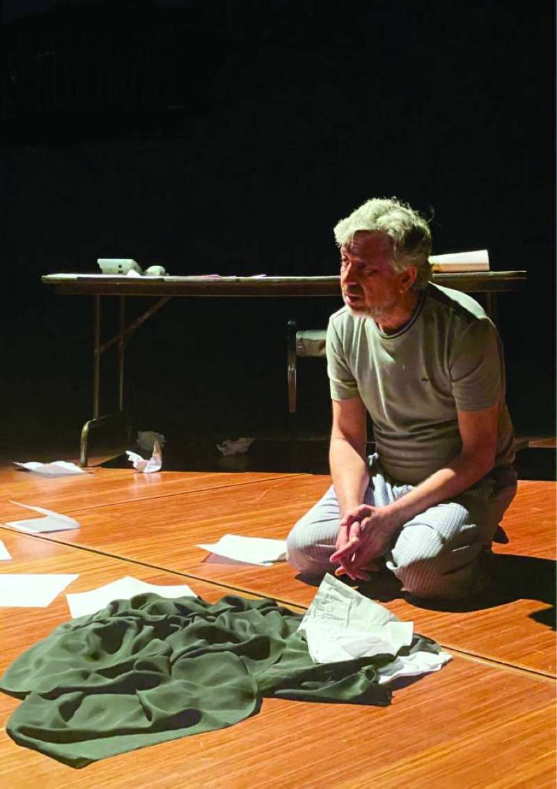 رسول الصغير خلال تدريبات المسرحية