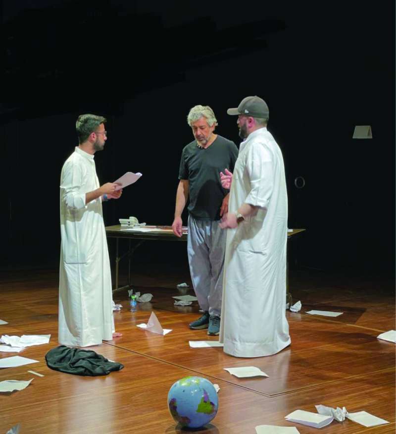 


حمد وفواز يوجهان رسول خلال البروفة 