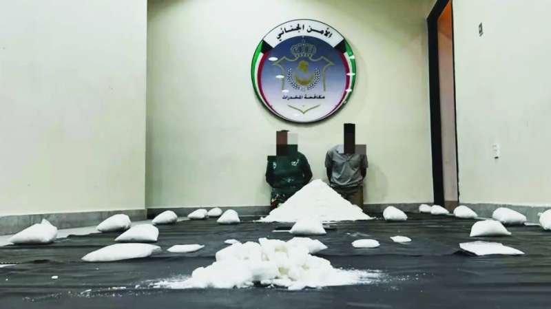 


المُتّهمان وأمامهما المضبوطات 