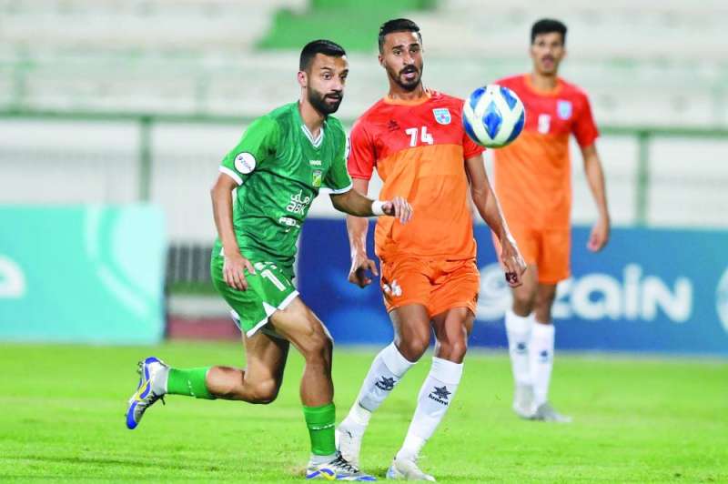 


علي خلف يحاول خطف الكرة أمام مدافع كاظمة محمد عنتر 