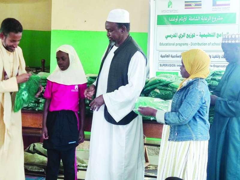 توزيع الزي المدرسي على الأطفال