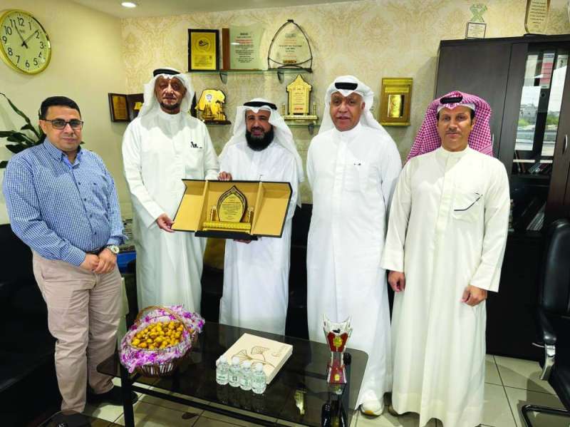 المطيري خلال تكريمه ممثلي إدارة وقف عبدالله الزير