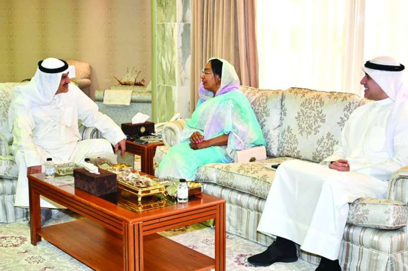 


محافظ الجهراء خلال استقباله غادة الطاهر وناصر الشطي 