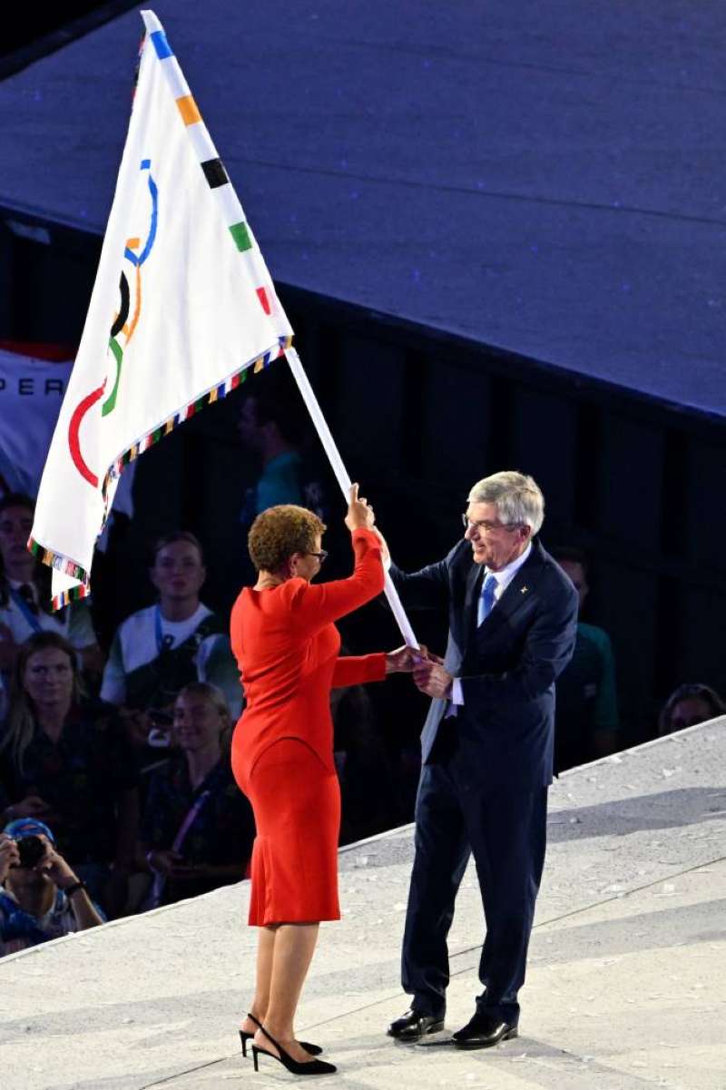 توماس باخ يسلم العلم الأولمبي إلى عمدة لوس أنجلوس