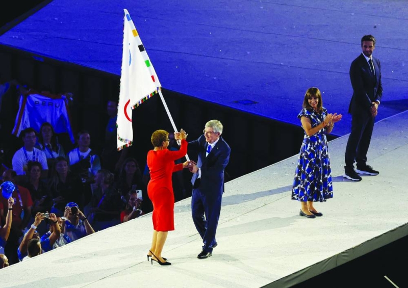 توماس باخ مسلماً العلم الأولمبي إلى عمدة لوس أنجليس كارين باس 