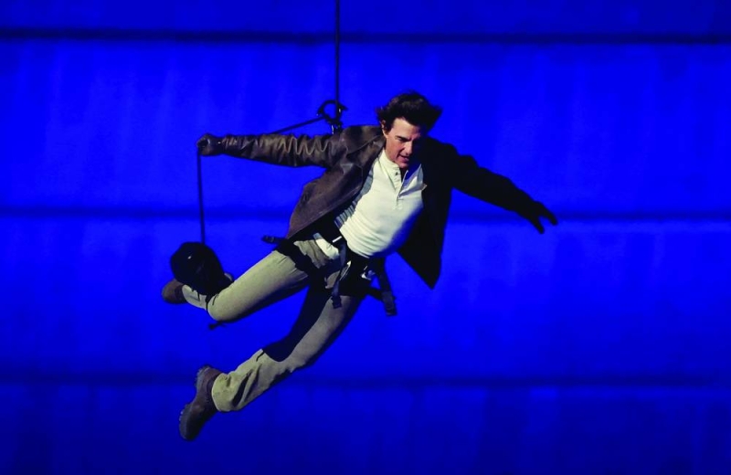 الممثل توم كروز هابطاً من سقف الملعب