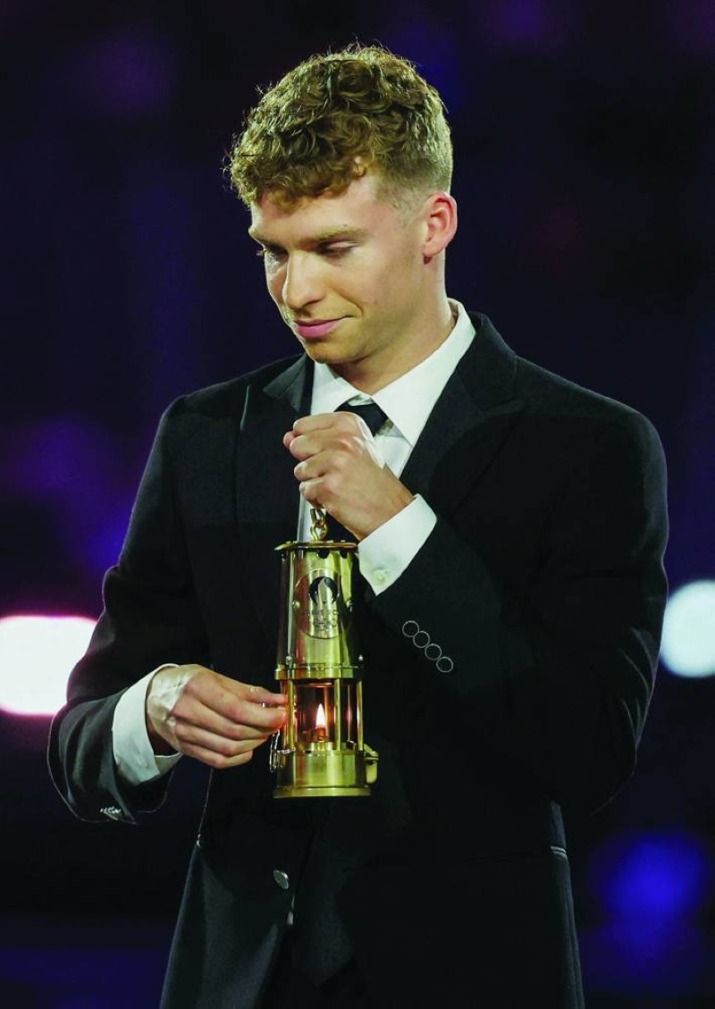 السباح الفرنسي ليون مارشان يطفئ المرجل الأولمبي