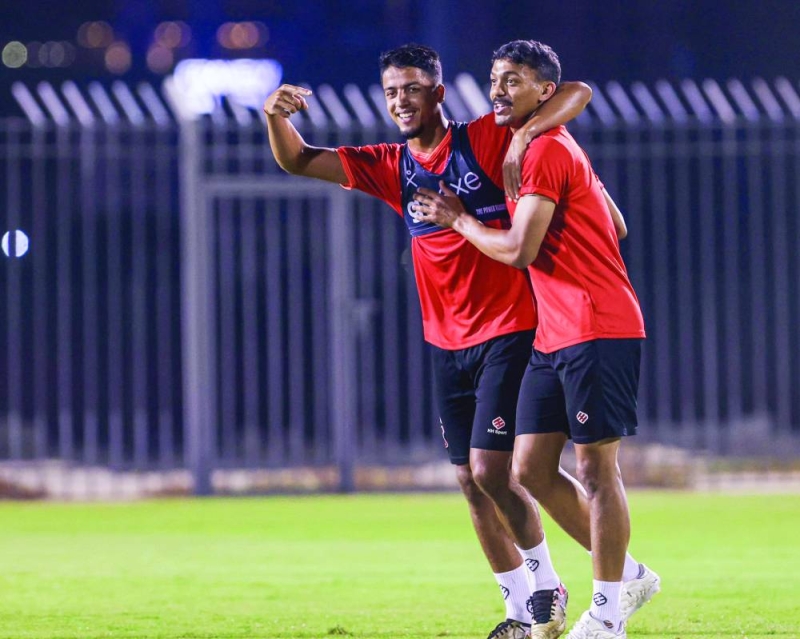 المغربي أمين أبوالفتح ويوسف الخبيزي خلال تدريبات «الأبيض»
(موقع نادي الكويت)