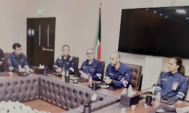 


السعود متحدثاً خلال الزيارة بحضور قيادات المؤسسة والشركة 