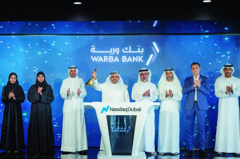 


شاهين الغانم وحامد علي خلال قرع جرس الإدراج 