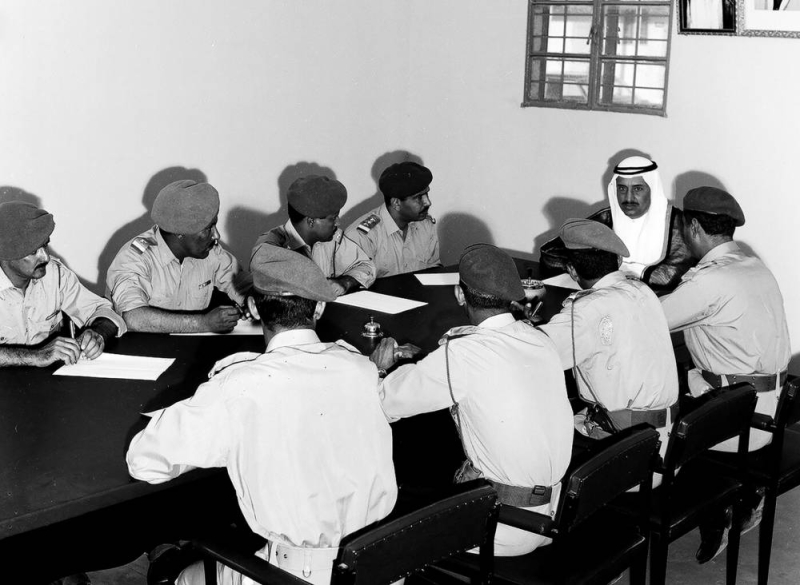 


سالم العلي في اجتماع مع ضباط الحرس في بدايات التأسيس 