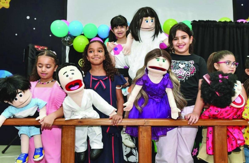 


جمهور الصغار مع شخوص العرض 