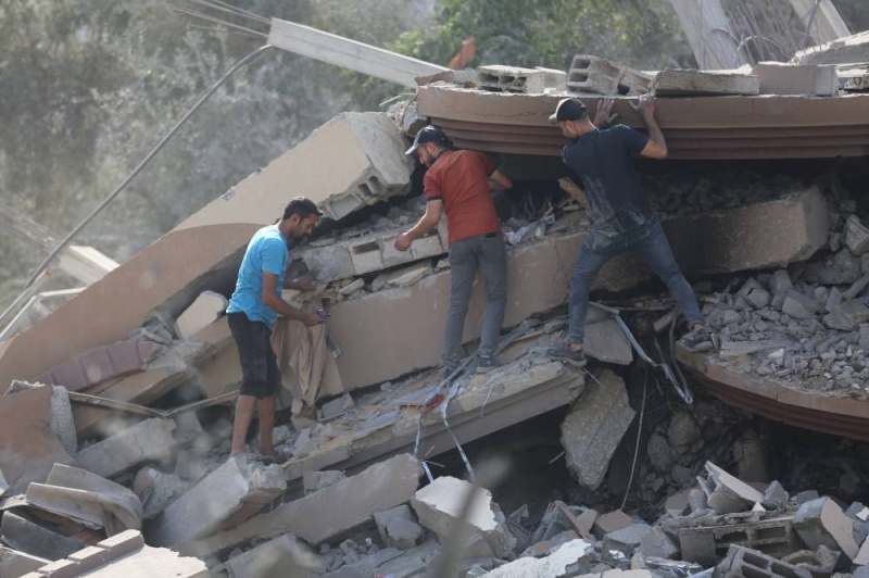 فلسطينيون يبحثون عن ناجين تحت الأنقاض في مخيم النصيرات (ِشينخوا)