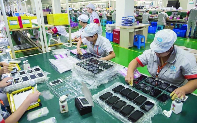 عاملات صينيات في أحد مصانع الهاتف المحمول (أرشيفية)