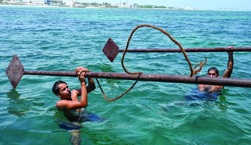 


غواصان يستعدان للبحث عن المحار 