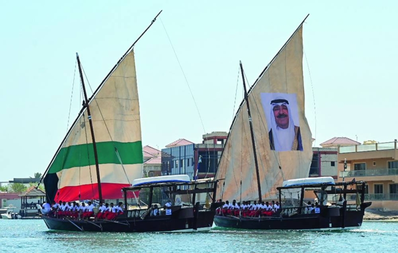 سفينتان من سفن الرحلة الأربعة تحملان صورة سمو الأمير وعلم البلاد 	 
(تصوير نايف العقلة)