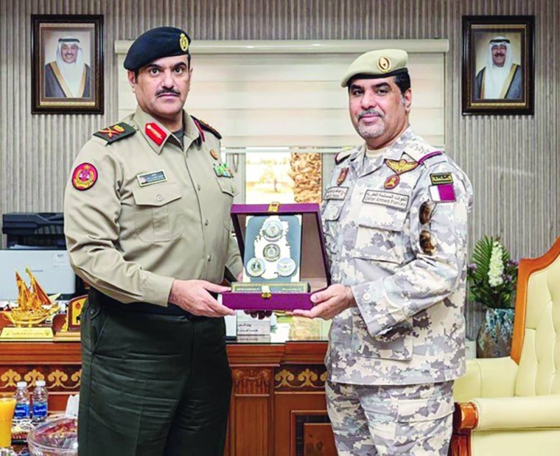 


تبادل الدروع التذكارية بين اللواء سالم والعقيد الفضالة 