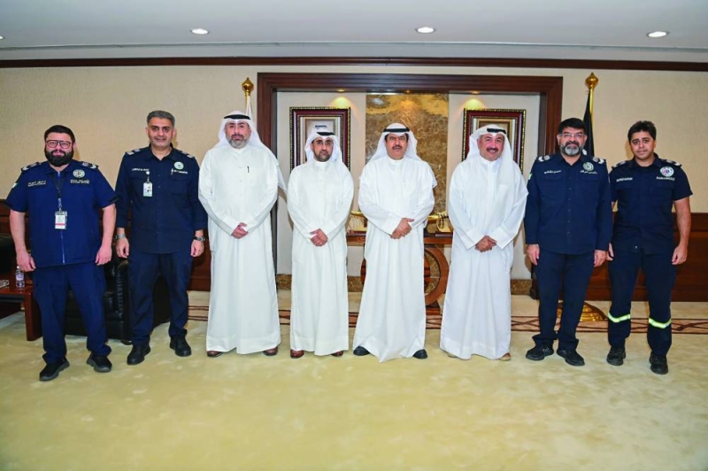 


محافظ حولي متوسطاً وفد وزارة الصحة 