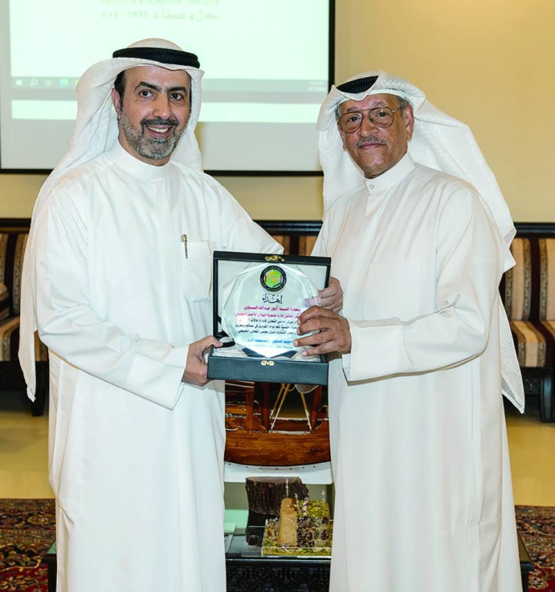 الحساوي يتسلم درعاً تذكارية من رئيس مركز «الطوارئ الخليجي»