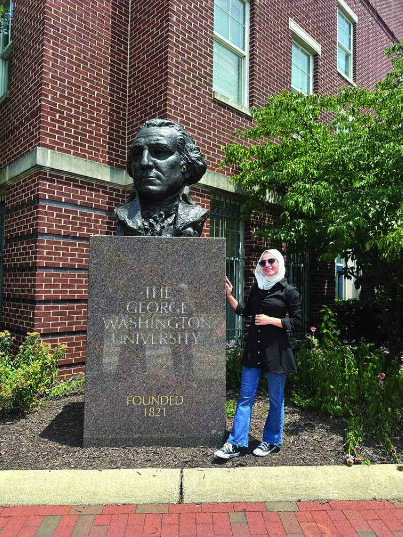 الطالبة عائشة خزعل في جامعة جورج واشنطن