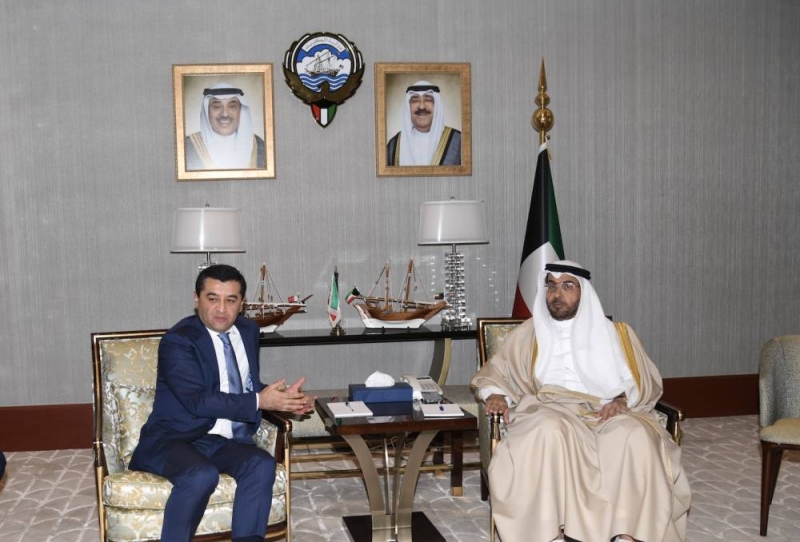 وزير المالية الدكتور أنور المضف خلال لقائه مع وزير خارجية أوزبكستان بختيار سعيدوف
