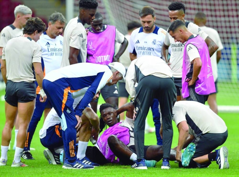 


إدواردو كامافينغا بعد تعرضه للإصابة خلال التدريب 