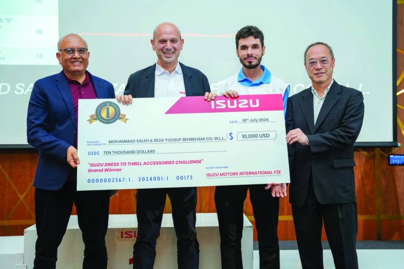 


رئيس ونائب رئيس ايسوزو الشرق الأوسط وأفريقيا يسلمان فريق بهبهاني شيكاً تقديراً للحصول على المركز الأول 