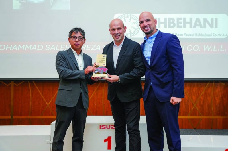 


فوكاساوا سان يسلم الجائزة الكبرى لمدير عام «بهبهاني» ماهر أبوشعبان بوجود بارت سان 