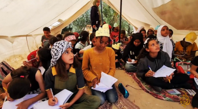  تدريس أطفال في إحدى خيام غزة