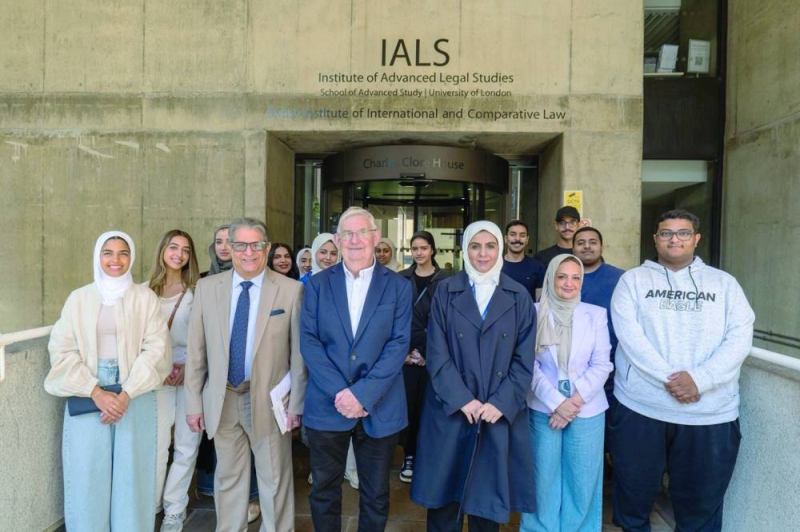 


الطلبة المبتعثون مع عدد من الأساتذة 