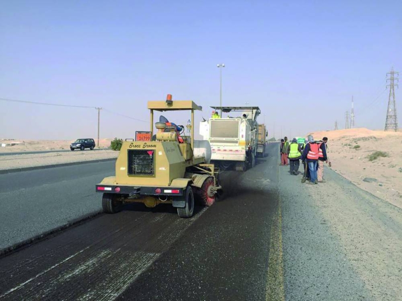 جانب من أعمال صيانة الطرق (أرشيفية)