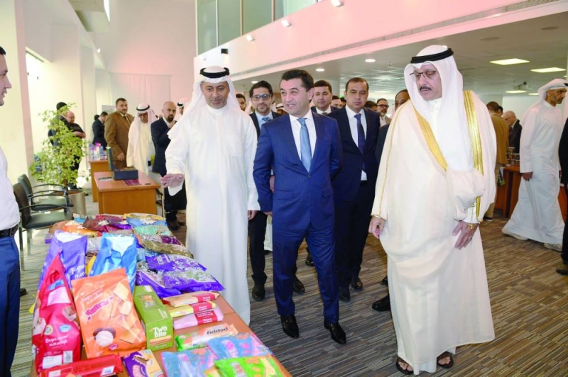 


سعيدوف والسفير حيات خلال جولة في المعرض  المرافق للمنتدى 