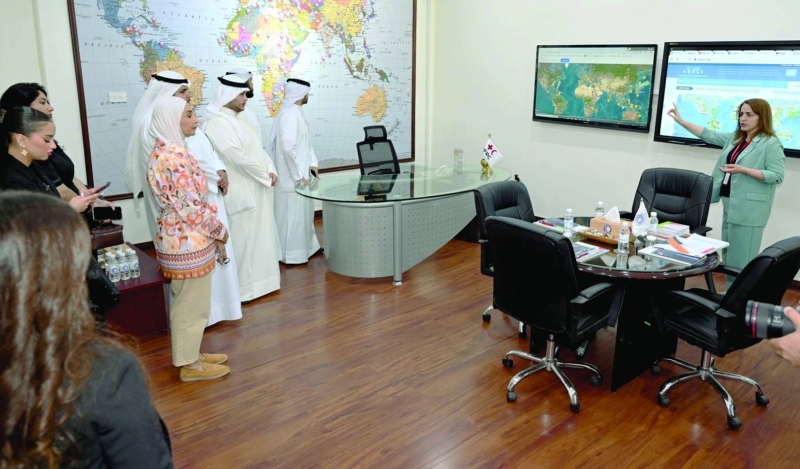 جانب من زيارة الطلبة المتدربين لـ «الهلال الأحمر» 