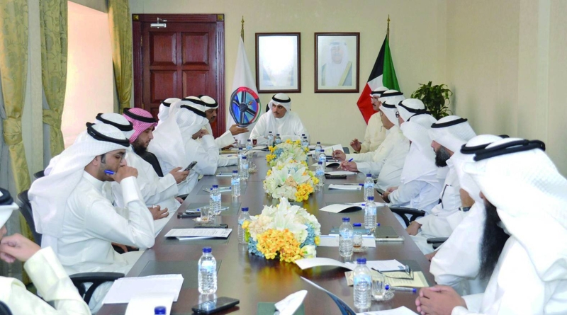 


جانب من اجتماع مُحافظ الأحمدي ورؤساء الجمعيات التعاونية 