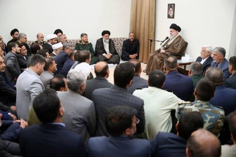 خامنئي متحدثاً أمام قيادات إيرانية في طهران أمس