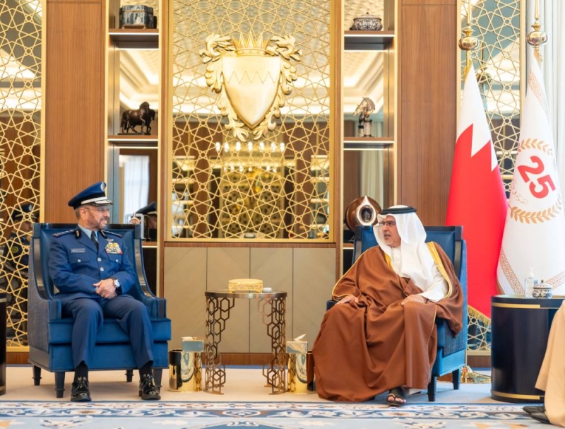   سلمان بن حمد مستقبلاً الرويلي في المنامة أمس (بنا) 