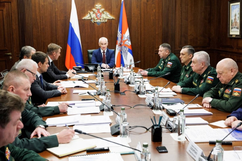 وزير الدفاع الروسي أندريه بيلوسوف يترأس اجتماعاً لبحث الوضع المتدهور في كورسك (رويترز)
