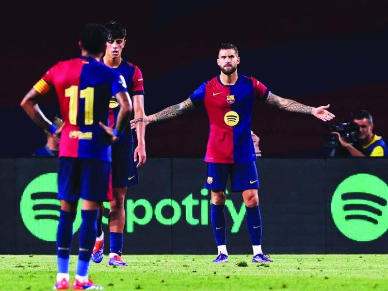 لاعبو برشلونة خلال المباراة أمام موناكو (رويترز)