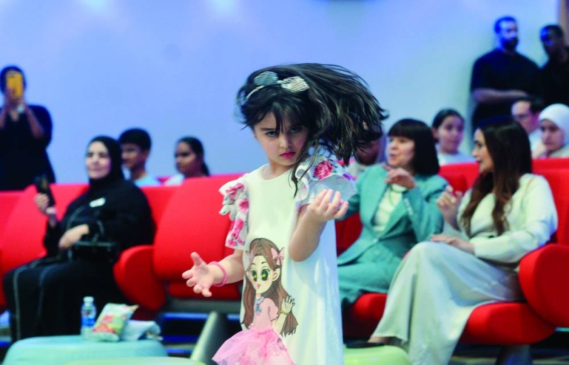 طفلة ترقص على وقع الموسيقى