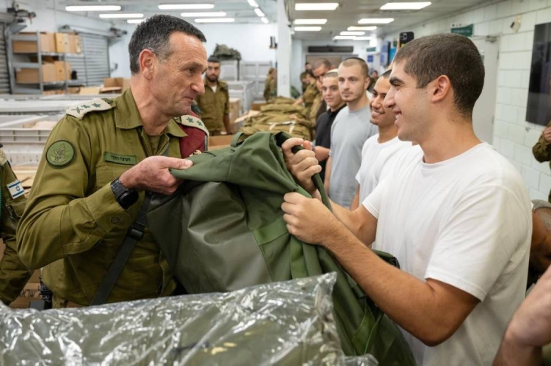 رئيس الأركان هيرتسي هاليفي يسلم الزي العسكري لمظليين جدد في إحدى القواعد أمس