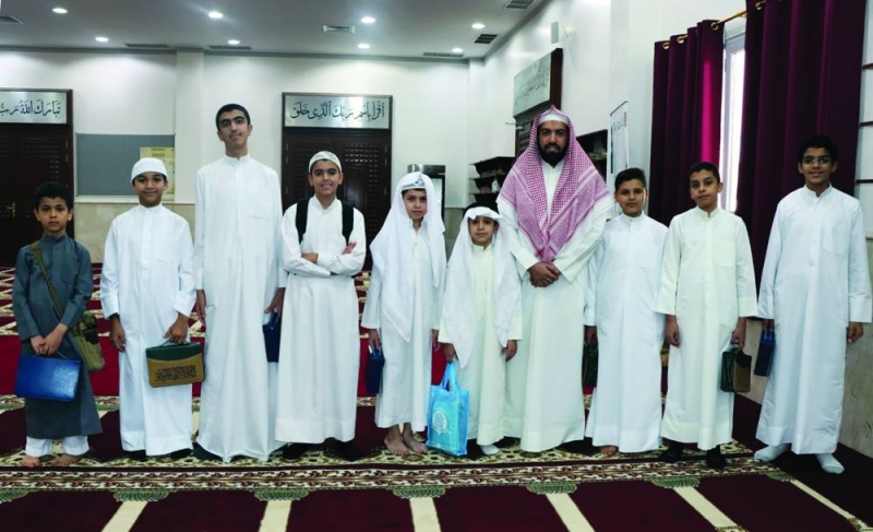 مجموعة من المشاركين مع معلميهم