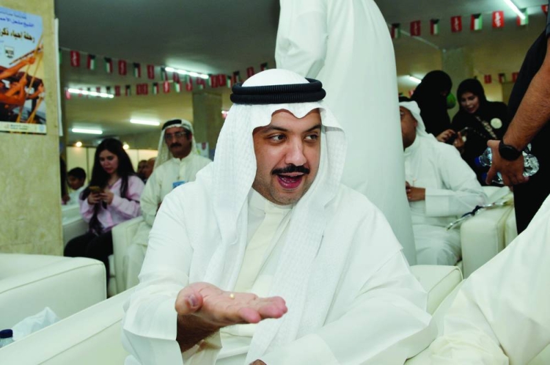 


الشيخ مبارك العبدالله يعاين الدانة 