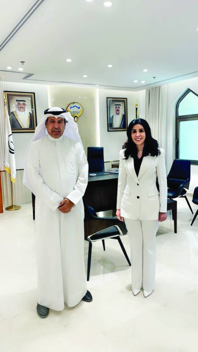 


الوزيرة المشعان خلال استقبالها محمد الشمري 