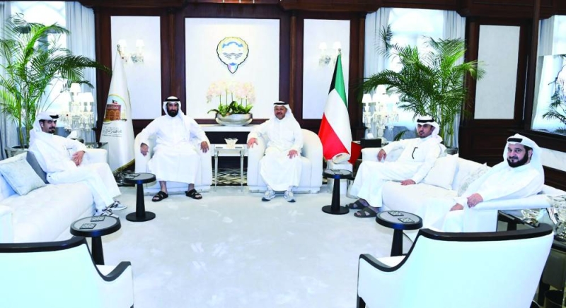 


المحافظ عذبي الناصر خلال استقباله مسؤولي «هيئة الطرق» 