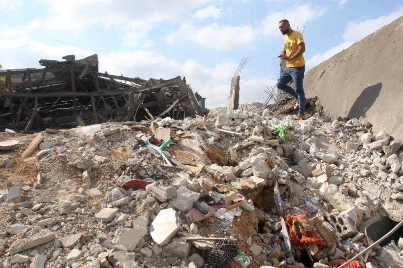 رجل يتفقد منزله المدمر في بلدة كفور جنوب لبنان (أ ف ب)