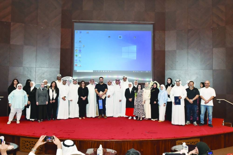 الفائزون في لقطة جماعية مع لجنة التحكيم والمنظمين للمسابقة